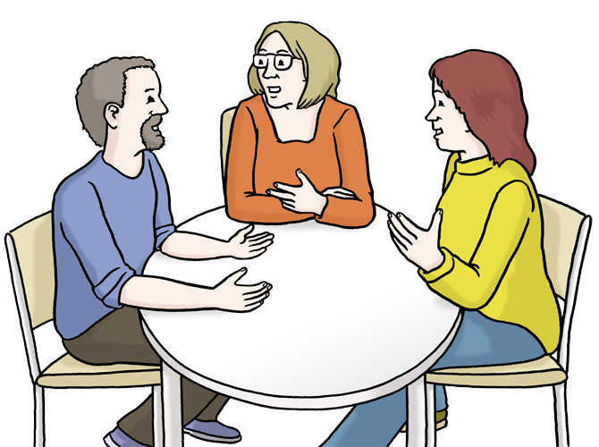 Drei Personen sitzen an einem Tisch und reden